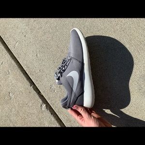 Nike Roshe Tennis Shoe